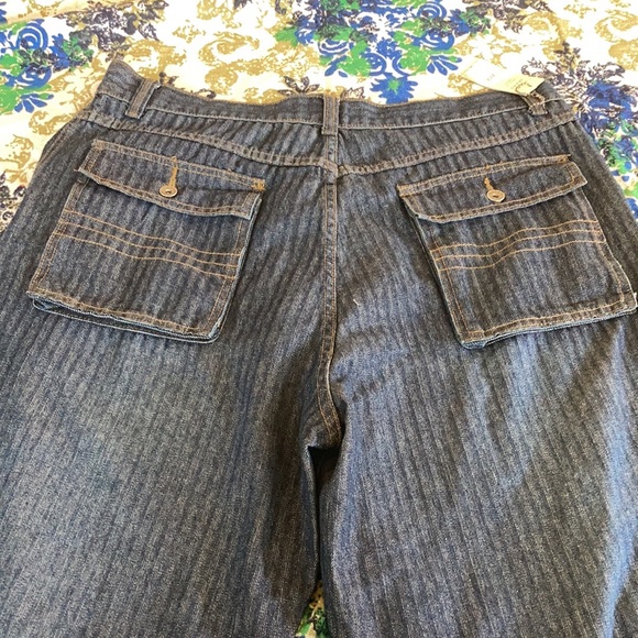 NWT, TRUST JEANS CROPPED CARGO PANTS - Picture 3 of 5